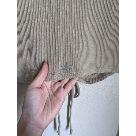 Alo Yoga Ribbed Cinch Ruched Crop Top in California Sand Size MEDIUM - Picture 4 of 6
